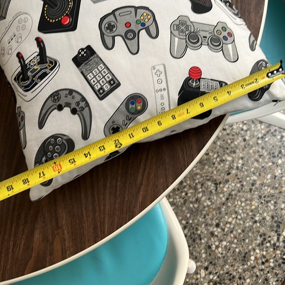 Fifty24SF Gallery Upper Playground artist pillow - Picture 4 of 5